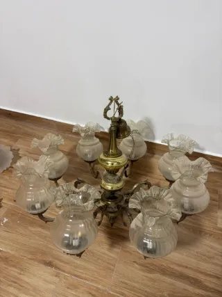 Lámpara de araña dorada con tulipas