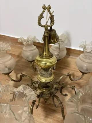 Lámpara de araña dorada con tulipas