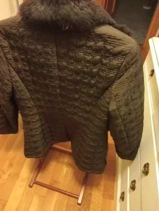 Parka con aplicaciones de piel natural