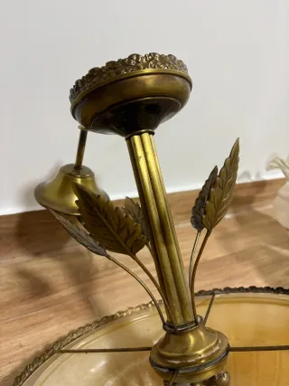 Lámpara de techo dorada con tulipa