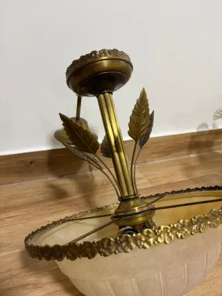 Lámpara de techo dorada con tulipa