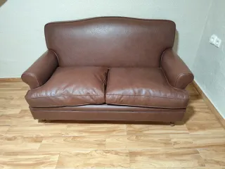 Sofá de piel sintética marrón