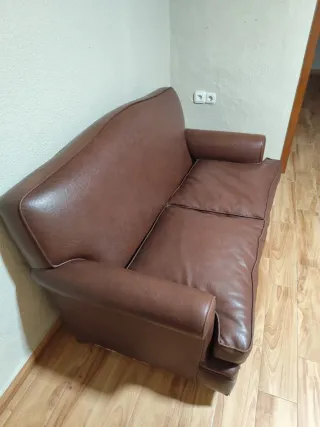 Sofá de piel sintética marrón