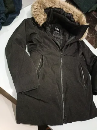 Abrigo negro ZARA con capucha