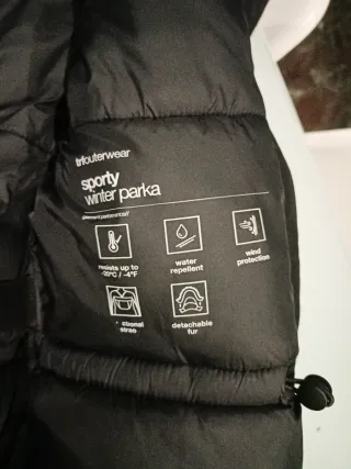 Abrigo negro ZARA con capucha