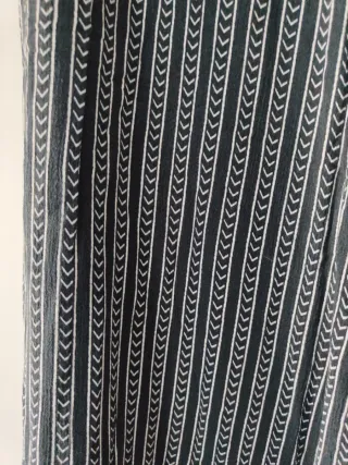 Pantalón fluido estampado blanco y negro