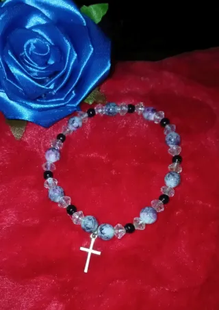 Pulsera con colgante de cruz