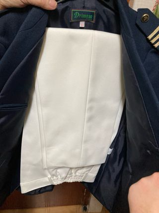 Traje de comunión azul con detalles dorados