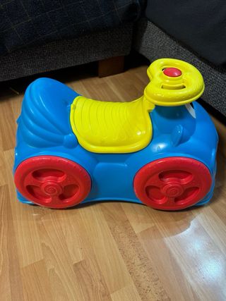 Moto correpasillos azul y amarilla