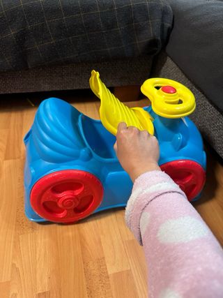 Moto correpasillos azul y amarilla