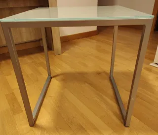 Mesa auxiliar cristal y metal