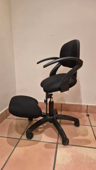 Silla ergonómica con arrodilladero