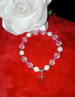 Pulsera con cruz y perlas rosas y blancas