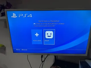 PS4 Slim con controller e cavi più 2 giochi