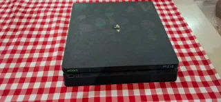 PS4 Slim con controller e cavi più 2 giochi