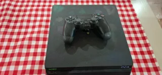 PS4 Slim con controller e cavi più 2 giochi