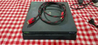 PS4 Slim con controller e cavi più 2 giochi