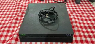 PS4 Slim con controller e cavi più 2 giochi