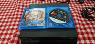 PS4 Slim con controller e cavi più 2 giochi