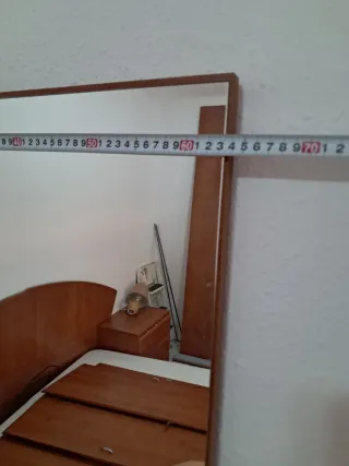 Mueble cajonero y espejo de madera