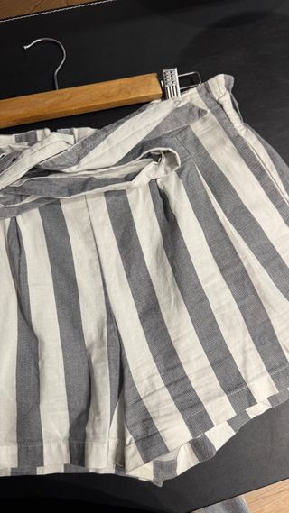 Pantalón corto rayas grises y blancas