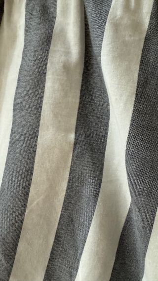 Pantalón corto rayas grises y blancas