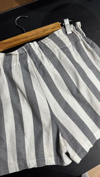 Pantalón corto rayas grises y blancas