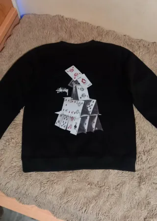 Sudadera Stüssy Negra con Estampado de Cartas