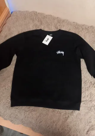 Sudadera Stüssy Negra con Estampado de Cartas