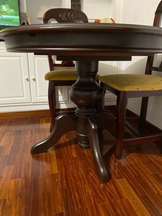 Mesa redonda y 4 sillas de comedor.