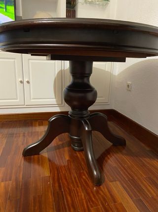 Mesa redonda y 4 sillas de comedor.