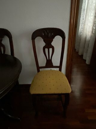 Mesa redonda y 4 sillas de comedor.