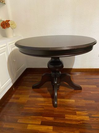 Mesa redonda y 4 sillas de comedor.