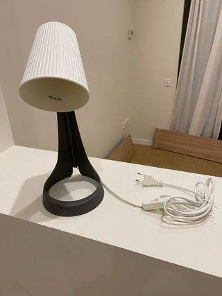 Lámpara de mesa Ikea Svallet Negra/Blanca