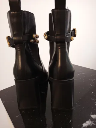 Botines Zara Negros con Detalles Dorados
