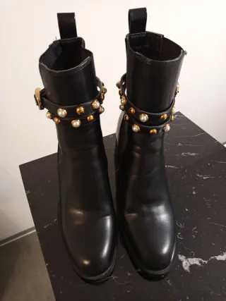 Botines Zara Negros con Detalles Dorados