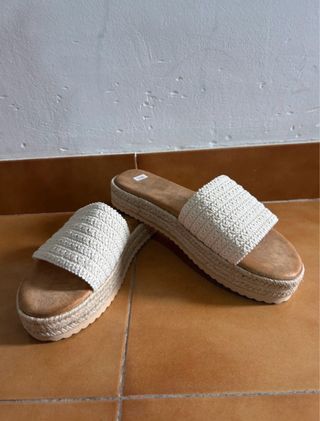 Sandalias planas beige y blancas