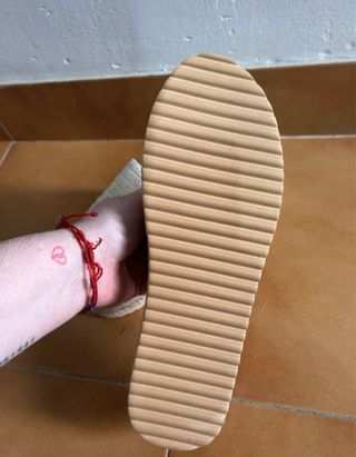 Sandalias planas beige y blancas