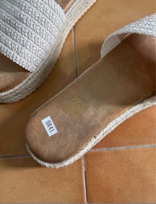Sandalias planas beige y blancas