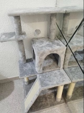 Rascador para gatos gris