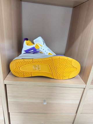 Zapatillas Jordan Blancas Morado y Amarillo