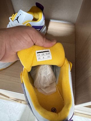 Zapatillas Jordan Blancas Morado y Amarillo