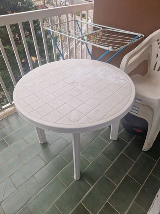 Mesa y 4 Sillas Terraza Plástico. URGE. NEGOCIABLE