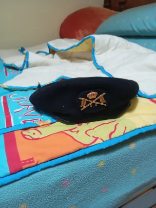 Boina militar con escudo