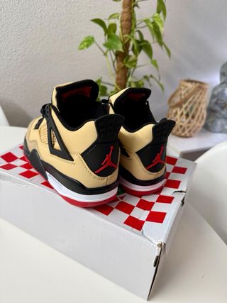 Jordan 4 Beige y Rojo