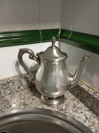 Cafetera de alpaca plateada