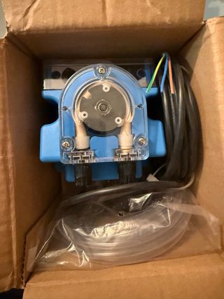 Bomba dosificadora industrial azul