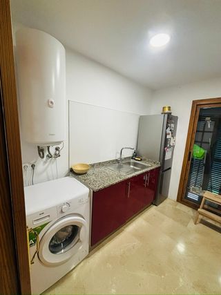 Muebles de cocina rojos y plateados