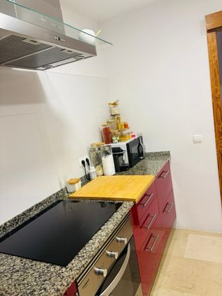 Muebles de cocina rojos y plateados