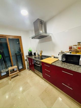 Muebles de cocina rojos y plateados